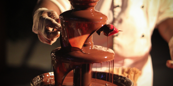 Celebra el Día Internacional del Chocolate con una Fuente de Chocolate en tu Evento